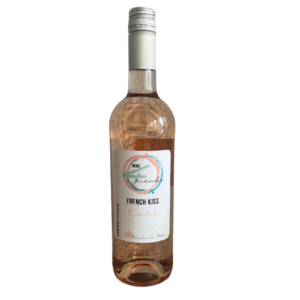 ieuw in ons assortiment is de French Kiss Rosé. De Wine 4friends - French Kiss 2022 is een heerlijke rosé wijn afkomstig uit de Languedoc-Roussillon regio in het zuiden van Frankrijk. Deze wijn is gemaakt van de druivensoort Cinsault, die met de hand zijn geplukt en zorgvuldig zijn geselecteerd op hun kwaliteit.